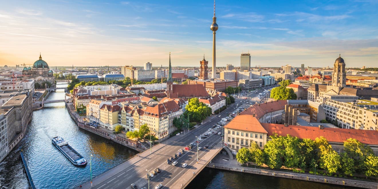 Berliner Skyline mit Spree bei Sonnenuntergang