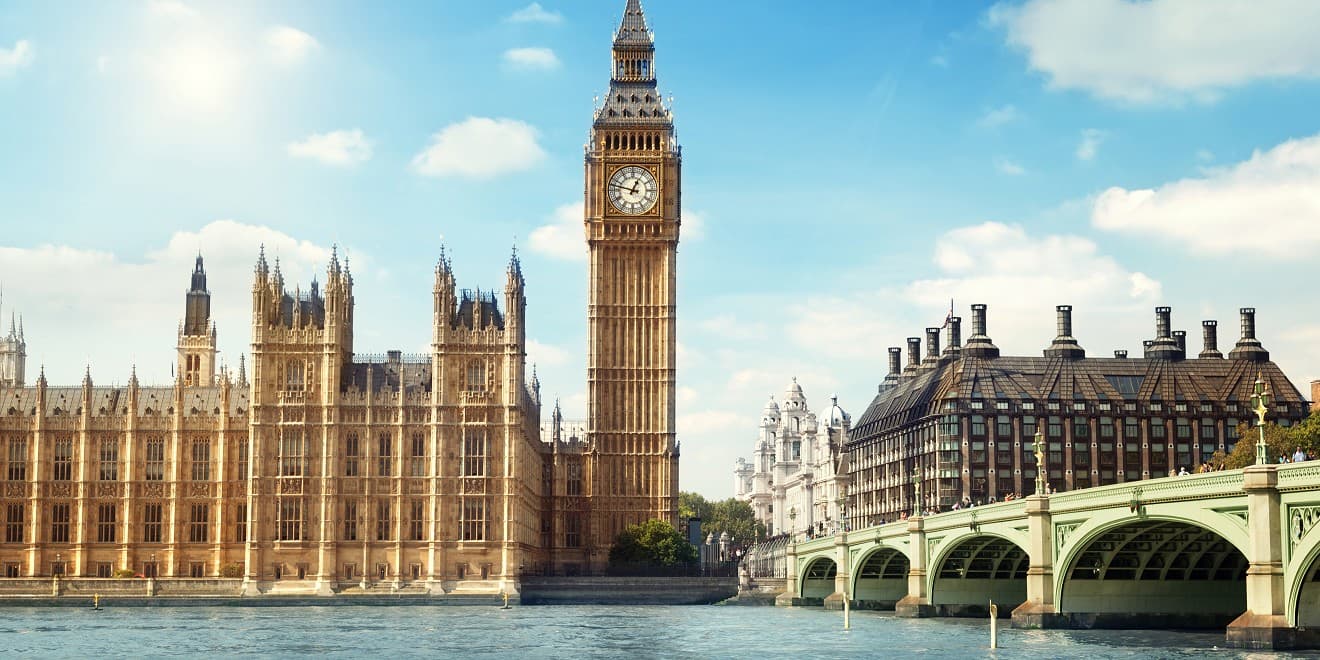 Big Ben in London an einem sonnigen Tag